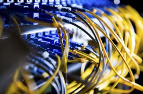 illustration : de la fibre optique câblée à un serveur
