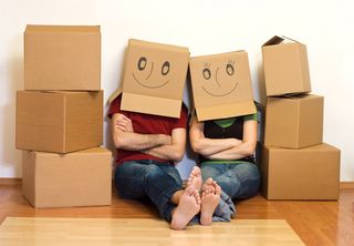 Deux jeunes entourés de cartons