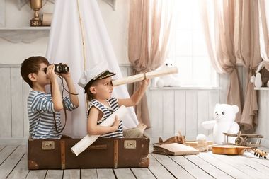 Enfants explorateurs dans une valise
