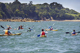 enfants en kayak de mer