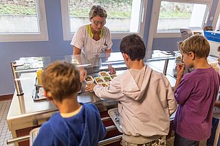 Les enfants choisissent une entrée au self de la cantine Pergaud.
