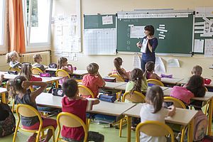 Des enfants écoutent leur professeur dans une classe de l'école Pergaud.