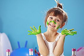 fillette les mains pleines de peinture