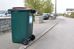 Bac d'ordures ménagères au bord du trottoir