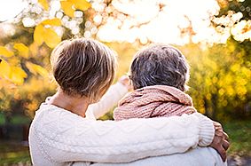 2 personnes d'un certain âge de dos