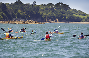 enfants en kayak de mer