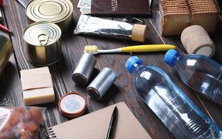 illustration d'un kit d'urgence avec piles, bouteilles d'eau, etc.